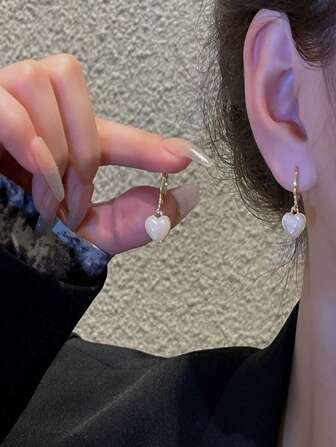 1 对时尚人造珍珠心形吊坠耳环（彩色）