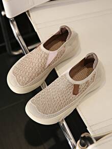 女士舒适软底防滑耐磨平底米色乐福鞋，2025新款时尚简约轻便休闲米色平底鞋，一脚蹬透气厚底妈妈鞋
