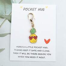 1 件迷人迷你水果钥匙扣口袋拥抱卡 - 草莓、西瓜、香蕉、菠萝、梨设计，带有衷心的信息，非常适合朋友和家人的生日、婚礼、夏日派对 | 节日钥匙扣礼物，节日钥匙扣礼物