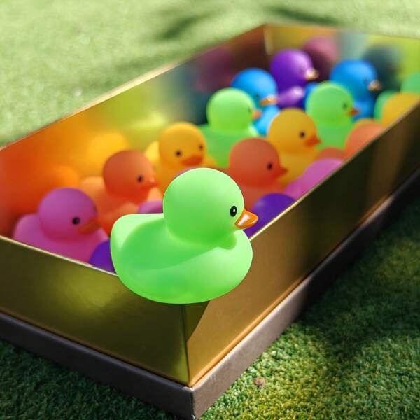 6 piezas de patos de goma de colores del arcoíris (colores aleatorios), patos de goma pequeños y suaves, colores vivos, decoraciones navideñas, decoración de fiestas, accesorios para el interior del automóvil, figuras decorativas