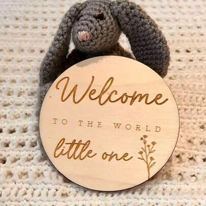 1個 新生児出迎え木製サイン、フローラルカービングデザイン、ベビールーム装飾、シャワーギフト、新生児写真撮影用小物。天然木製、ベビーお披露目パーティー、保育所、新しい両親への独特でクリエイティブなギフトに最適