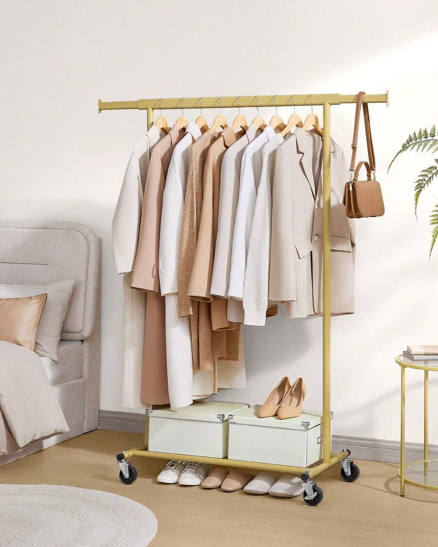 SONGMICS Portant à Vêtements avec Roulettes, Tringle Extensible pour Charge Lourde, Porte-manteau, Capacité de Charge 100 kg, 45 x (92-132) x 161,5 cm, Montage Facile,  Doré Clair
