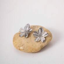 Stylish Versatile Minimalist Flower Stud Earrings