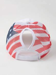 O șapcă de baseball unisex cu coadă de cal din seria "Sărbători de vară pentru Ziua Națională a SUA", cu imprimeuri cu stele cu cinci colțuri și o temă cu stele și dungi. Această șapcă de baseball unisex are litere aplicate și un finisaj vintage spălat.