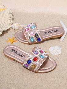 Ein Paar mit Diamanten besetzte glitzernde Mädchen Sommer Strand Sandalen, einzigartiger Stil, Mädchen Favorit, geeignet für alle Anlässe, ideal für Fotografie.