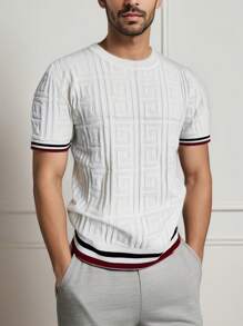 Maglietta girocollo a maniche corte in maglia bianca da uomo - Disegno geometrico intricato - Bordo a righe colorate sui polsini e sull'orlo - Comoda e elegante per l'uso quotidiano e casuale