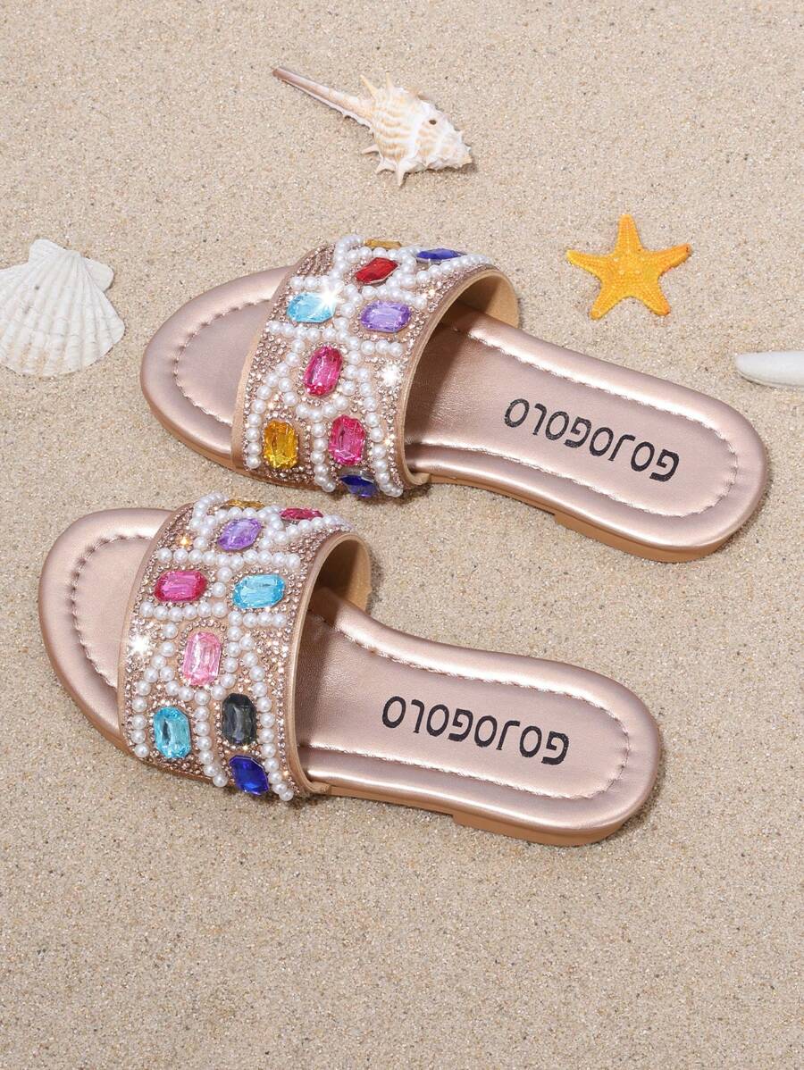 Ein Paar mit Diamanten besetzte glitzernde Mädchen Sommer Strand Sandalen, einzigartiger Stil, Mädchen Favorit, geeignet für alle Anlässe, ideal für Fotografie.
