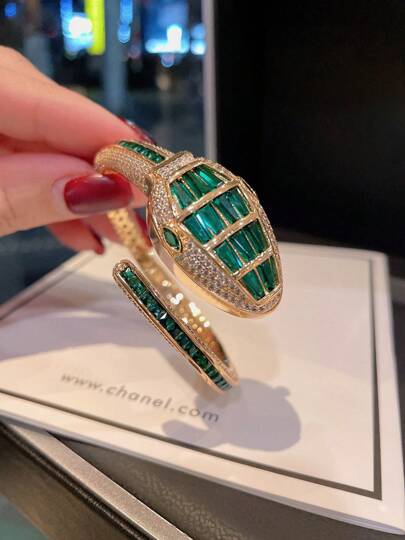 1pc Women's Quartz Watch With Snake-Shaped Luxurious Personalized Fashion Rhinestone Bracelet Style Wristwatch, Flip Cover Quartz Ladies Colorful Diamond Jewelry Watch, Suitable For Daily Decor And Gift