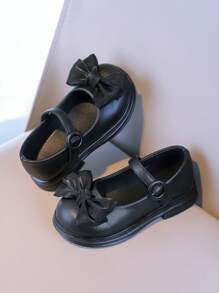 Zapatos elegantes negros para niñas: El lacito añade un Charm femenino