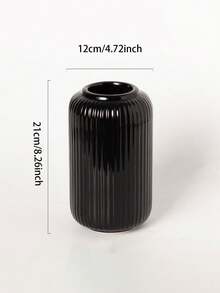 1 buc. Vază verticală neagră, modernă, minimalistă, cu linii netede și textură lucioasă, potrivită pentru alb și alte culori de amplasare a florilor artificiale. Este potrivită pentru măsuța de cafea modernă în sufragerie, noptieră nordică în dormitor și alte decorațiuni ale spațiului de acasă, adăugând un stil elegant interiorului.