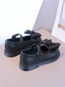Zapatos elegantes negros para niñas: El lacito añade un Charm femenino