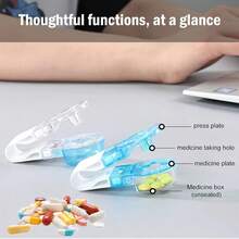 蓝白色坚固的塑料药丸分割器，配有粉碎机，精确的 V 型握把设计，可精确将药片切成两半，便携式口袋大小的研磨机，适合维生素和药物旅行使用。