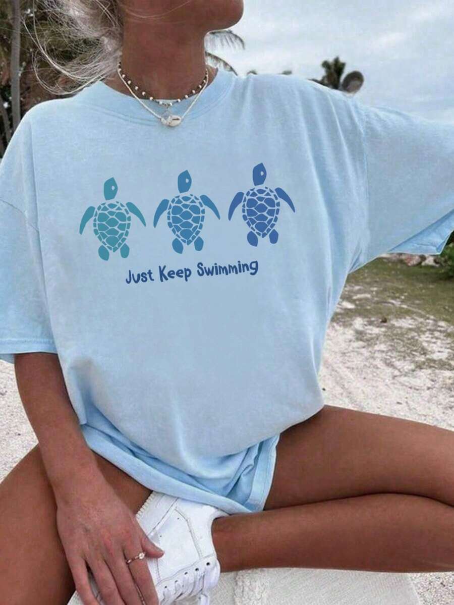 女士新款春夏龟纹休闲圆领蓝色短袖T恤，时尚度假风，适合日常度假穿着。粉色上衣、黑色上衣、图案T恤女款