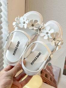 Un par de sandalias de plataforma blancas de moda de verano para niñas de 3 a 12 años, con elementos decorativos florales para un toque romántico. La parte superior es suave y cómoda, con diseño de gancho y lazo para un ajuste fácil, ya sea para juegos en interiores o paseos al aire libre, puede proporcionar un acompañamiento cómodo para los niños.