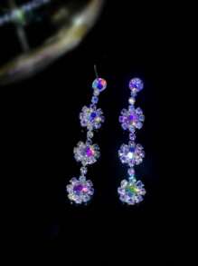 1 paire de boucles d'oreilles élégantes en cristal et strass pour femmes, boucles d'oreilles à clous en strass géométriques, boucles d'oreilles pendantes flocon de neige uniques. Bijoux de mode sophistiqués pour les femmes recherchant un design distinctif, convenant aux tenues de travail et de week-end décontractées, apportant une touche raffinée