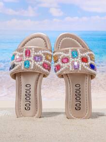 Ein Paar mit Diamanten besetzte glitzernde Mädchen Sommer Strand Sandalen, einzigartiger Stil, Mädchen Favorit, geeignet für alle Anlässe, ideal für Fotografie.