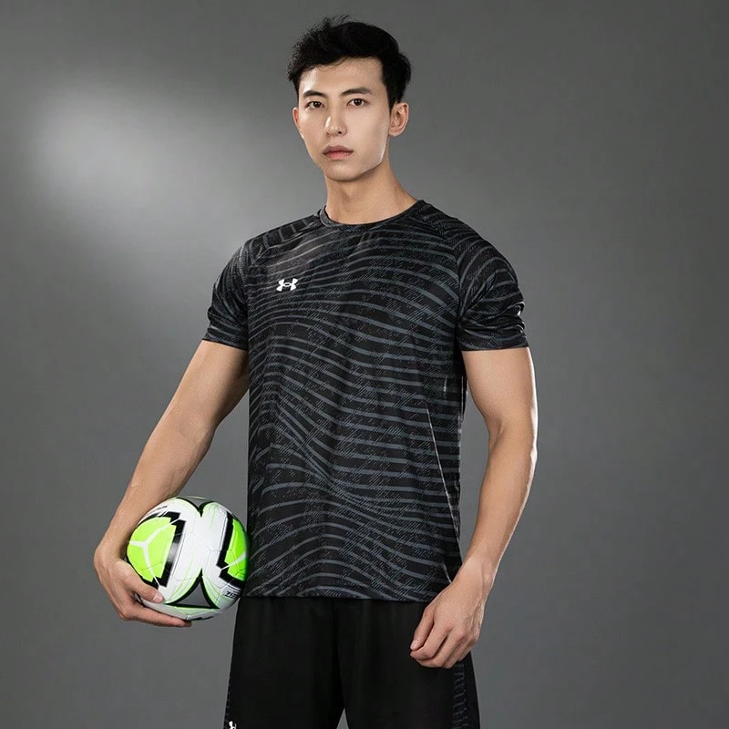 Under Armour 男女通用T恤,2026夏季新款足球训练运动跑步健身透气短袖T恤 24500510-001 - 黑色 - 查看 1