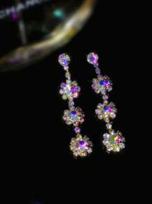 1 paire de boucles d'oreilles élégantes en cristal et strass pour femmes, boucles d'oreilles à clous en strass géométriques, boucles d'oreilles pendantes flocon de neige uniques. Bijoux de mode sophistiqués pour les femmes recherchant un design distinctif, convenant aux tenues de travail et de week-end décontractées, apportant une touche raffinée