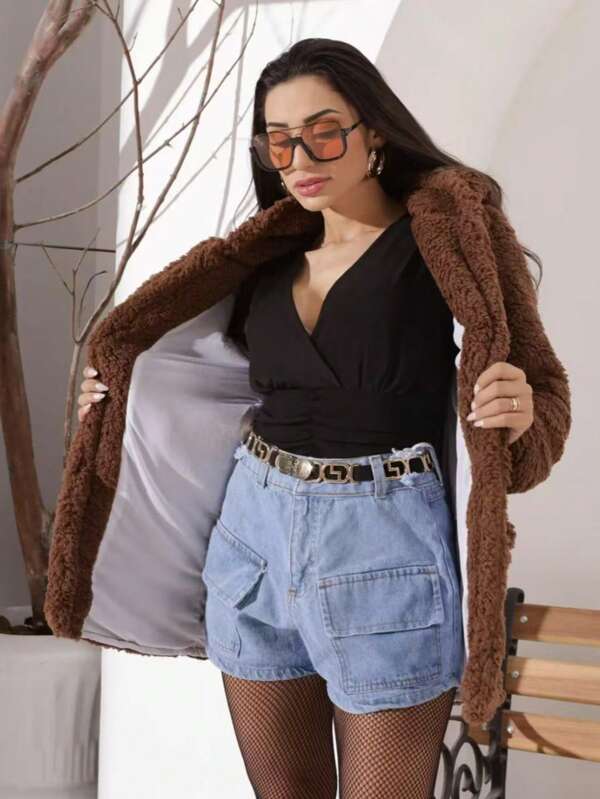 casaco teddy longo com bolso e capuz