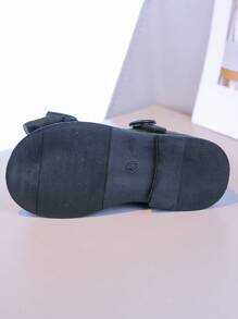 Zapatos elegantes negros para niñas: El lacito añade un Charm femenino