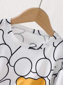 Set de 2 piezas de camiseta de manga corta con cuello redondo y estampado de oso, y pantalones cortos con efecto de mezclilla desgastada con estampado de oso para niños pequeños, estilo casual y elegante, para primavera y verano