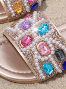 Ein Paar mit Diamanten besetzte glitzernde Mädchen Sommer Strand Sandalen, einzigartiger Stil, Mädchen Favorit, geeignet für alle Anlässe, ideal für Fotografie.