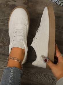 Nouvelles chaussures de sport casual confortables pour femmes grande taille à lacets, style campus, style bas peu profond, chaussures de détente polyvalentes pour étudiantes