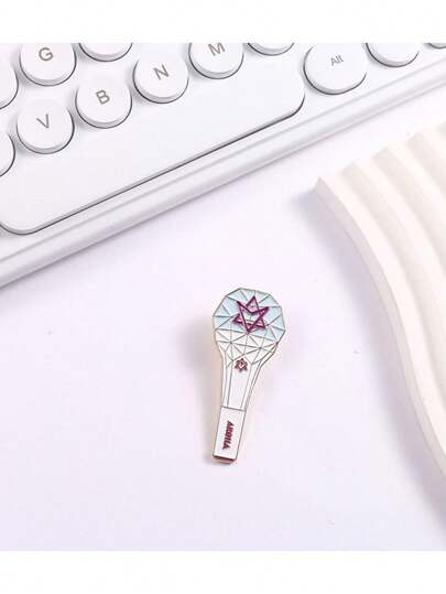FROM IDOL SHOP Pin / Broche Diseño de Lightstick De Metal - Kpop