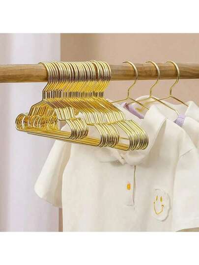 10 Stücke mini Metallkleiderbügel in Gold angekommen. Probleme beim Trocknen von Kleidung für Kinder oder Haustiere? Keine Sorge! Die Mini-Bügel sind klein, exquisit und super robust, perfekt für kleine Kleidungsstücke.