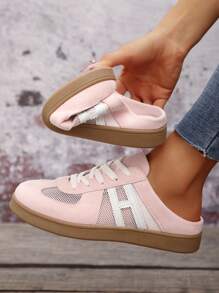 A Pair Of Closed Toe Semi-Slippers, Worn By Girls In Summer, New Retro Moral Training Shoes, Girls' Lazy Shoes With Soft Soles And No Heels.