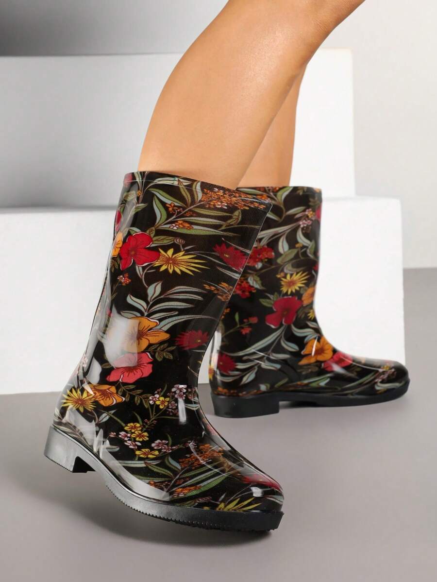 Gummistiefel mit bunten Blumen und Blättern