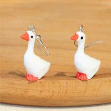 Boucles d'oreilles pendantes avec motif charmant d'oie - style de dessin animé mignon en résine, convient pour le port quotidien et les cadeaux