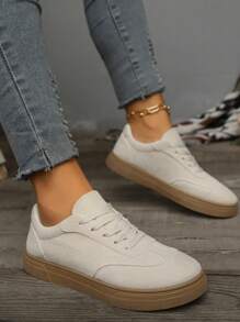 Nouvelles chaussures de sport casual confortables pour femmes grande taille à lacets, style campus, style bas peu profond, chaussures de détente polyvalentes pour étudiantes