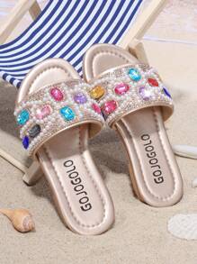 Ein Paar mit Diamanten besetzte glitzernde Mädchen Sommer Strand Sandalen, einzigartiger Stil, Mädchen Favorit, geeignet für alle Anlässe, ideal für Fotografie.