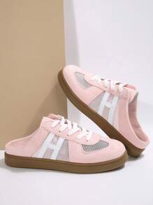 A Pair Of Closed Toe Semi-Slippers, Worn By Girls In Summer, New Retro Moral Training Shoes, Girls' Lazy Shoes With Soft Soles And No Heels.