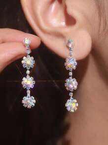 1 paire de boucles d'oreilles élégantes en cristal et strass pour femmes, boucles d'oreilles à clous en strass géométriques, boucles d'oreilles pendantes flocon de neige uniques. Bijoux de mode sophistiqués pour les femmes recherchant un design distinctif, convenant aux tenues de travail et de week-end décontractées, apportant une touche raffinée