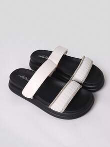 CIABATTA IN PELLE SINTETICA CON 2 FASCE UNO RICAMATO CON STRASS E UNA FASCIA CON STRASS - White - View 4