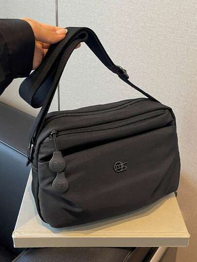 حقيبة كتف من النايلون بلون خاكي واحد مع العديد من الجيوب والسحابات لتخزين المتعددات كالعملات والهواتف المحمولة والمحافظ. وهي محمولة وكاملة للخروجات والتسوق والسفر كحقيبة كتف