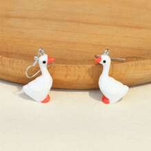Boucles d'oreilles pendantes avec motif charmant d'oie - style de dessin animé mignon en résine, convient pour le port quotidien et les cadeaux