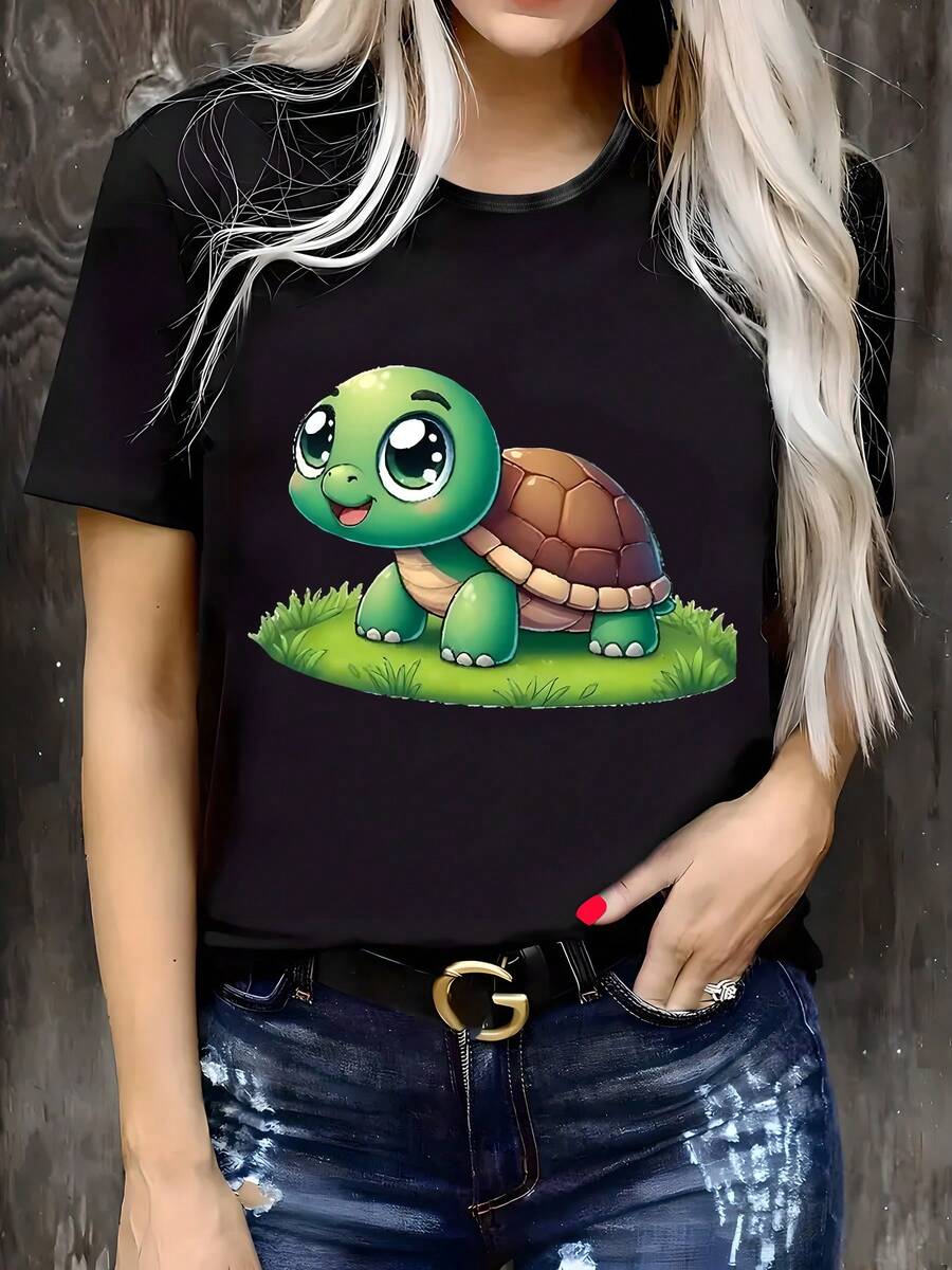 Manténgase elegante con nuestra camiseta de manga corta y cuello redondo de algodón negro de 180 g para mujer, que presenta un adorable diseño gráfico de tortuga bebé. Perfecto para uso informal, tela suave y cómoda, camiseta gráfica moderna para los amantes de las tortugas. Regalo ideal para entusiastas de la naturaleza, camisetas con gráficos de animales para mujeres, lindo diseño de tortuga en una camisa de algodón de calidad. - Negro - Ver 1