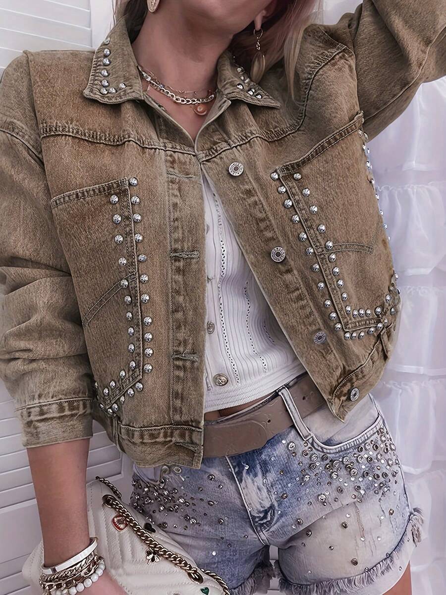 大码女式铆钉装饰棕色无弹力大码牛仔夹克，带刺绣口袋和铆钉细节