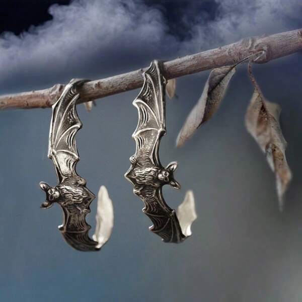 [Brincos de Morcego de Estilo Gótico] Brincos Circulares para Mulheres com um Estilo Gótico e Único, Inspirados no Morcego Animal Prateado, Criatura Mitológica do Vampiro.