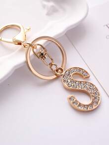 时尚字母设计钥匙扣，适合女士包包、汽车、高品质礼品汽车配件包包饰品学校