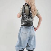 Borsa a spalla da donna in stile punk, decorata con borchie metalliche bidirezionali rotonde, borsa versatile da ufficio e per il pendolarismo adatta a signore chic e bikers di nicchia - nero - Visualizzare 4