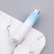 1 Stück drehbarer, nachfüllbarer Parfümzerstäuber - 8 ML tragbarer Reisezerstäuber mit Lippenstiftdispenser
