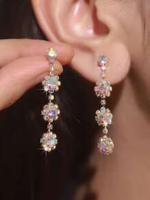 1 paire de boucles d'oreilles élégantes en cristal et strass pour femmes, boucles d'oreilles à clous en strass géométriques, boucles d'oreilles pendantes flocon de neige uniques. Bijoux de mode sophistiqués pour les femmes recherchant un design distinctif, convenant aux tenues de travail et de week-end décontractées, apportant une touche raffinée