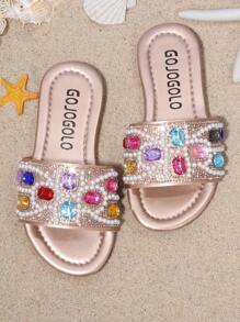 Ein Paar mit Diamanten besetzte glitzernde Mädchen Sommer Strand Sandalen, einzigartiger Stil, Mädchen Favorit, geeignet für alle Anlässe, ideal für Fotografie.