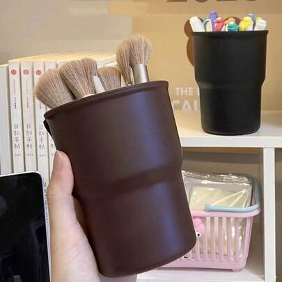 1个大容量悬挂式笔筒，优质悬挂式收纳架，适用于桌面和梳妆台，多功能笔筒收纳盒带化妆品托盘，节省空间的桌面收纳架，适用于家庭办公室和化妆台，耐用的悬挂式杯架，整洁易取的日常必需品收纳架，学生和职场人士的理想礼物，紧凑而容量大的设计适合小空间，在日常工作和生活中提供快速取用的收纳方案，提升日常收纳效率。