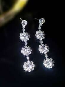 1 paire de boucles d'oreilles élégantes en cristal et strass pour femmes, boucles d'oreilles à clous en strass géométriques, boucles d'oreilles pendantes flocon de neige uniques. Bijoux de mode sophistiqués pour les femmes recherchant un design distinctif, convenant aux tenues de travail et de week-end décontractées, apportant une touche raffinée