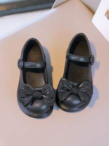 Zapatos elegantes negros para niñas: El lacito añade un Charm femenino
